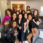 Francia Raísa Instagram - Fun fact: the iconic sword fight from How I met your mother was written by the birthday girl in the middle @gloriakellett . Thank you for gathering all of us @gloriakellett . What a special weekend 💖💖 .. I also totally went up to @cobiesmulders and said “hi I’m on @himyfonhulu can we be friends” 😂 She is the sweetest and totally said she would come back 😉