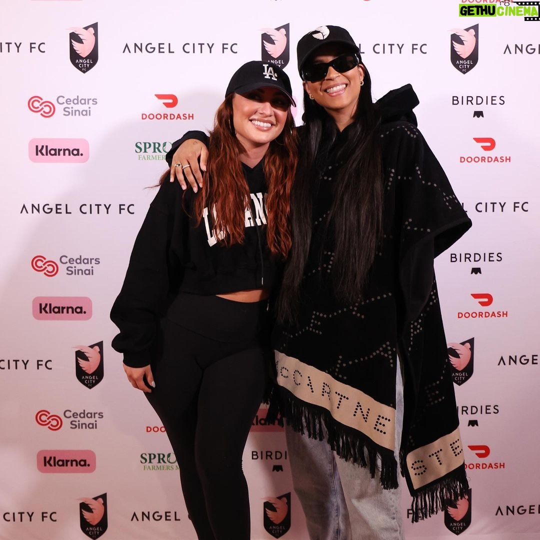 Francia Raísa Instagram - SPOOOORTS! Throwing it back to the opening @weareangelcity game ✨ We’re athletic in case you were wondering 😜