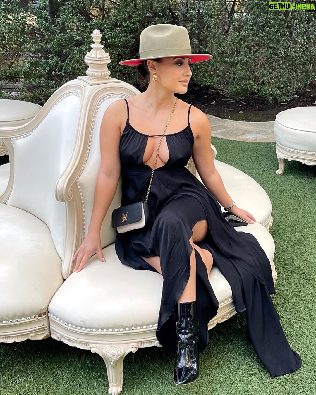 Francia Raísa Instagram - Wedding look then the emergency quick change due to freezing temperatures. She made it work 😎😅
