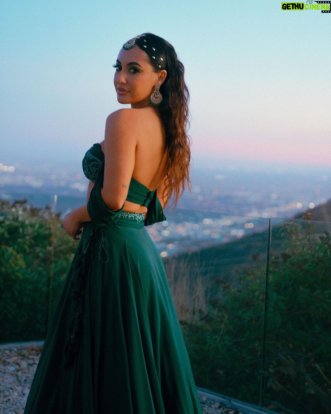 Francia Raísa Instagram - Last nights look for @lilly Diwali party. #loveandlight2022 ✨