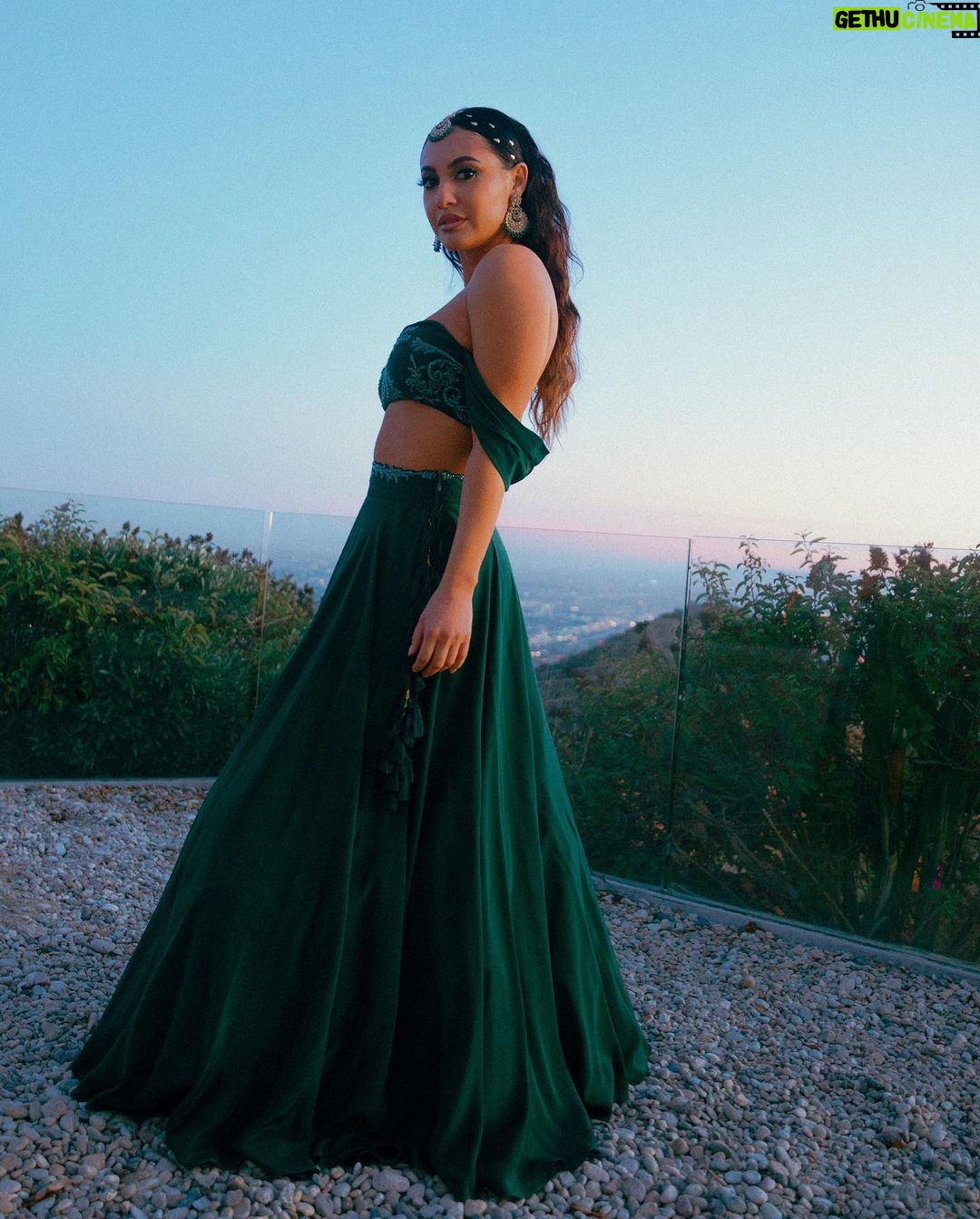 Francia Raísa Instagram - Last nights look for @lilly Diwali party. #loveandlight2022 ✨