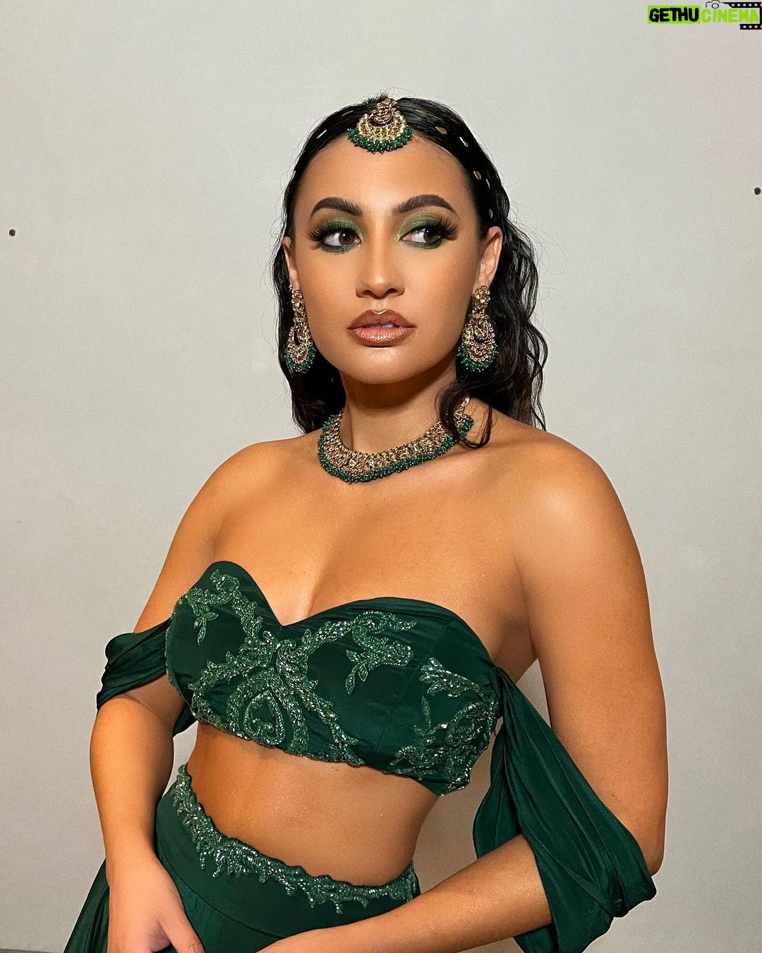 Francia Raísa Instagram - Last nights look for @lilly Diwali party. #loveandlight2022 ✨