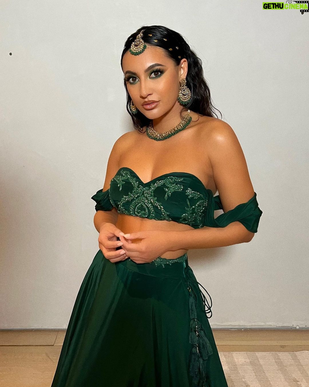 Francia Raísa Instagram - Last nights look for @lilly Diwali party. #loveandlight2022 ✨