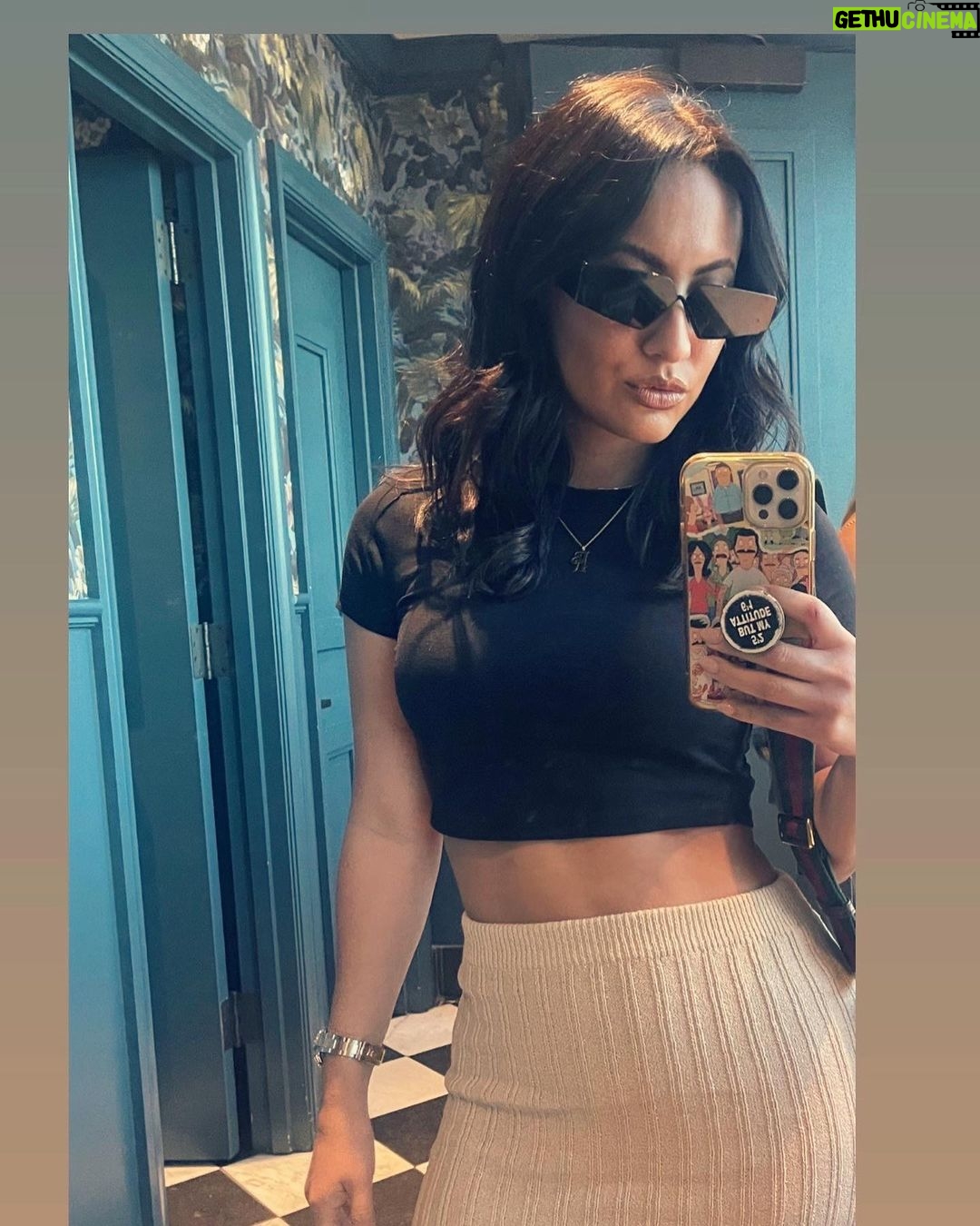 Francia Raísa Instagram - Out here acting like its still summer✨