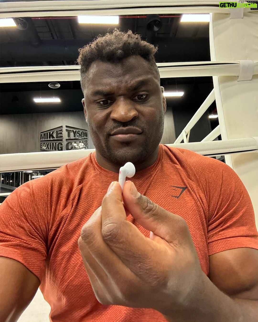Francis Ngannou - 289.3K Likes - me and @gymshark found your missing earphone @anthonyjoshua π (swipe to see)