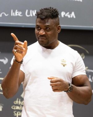 Francis Ngannou Instagram - It’s just business ♟️😏

Thank you @harvardhbs @anitaelberse for creating this case study and for having us. I guess now can call me Professor Ngannou 🤓🤣