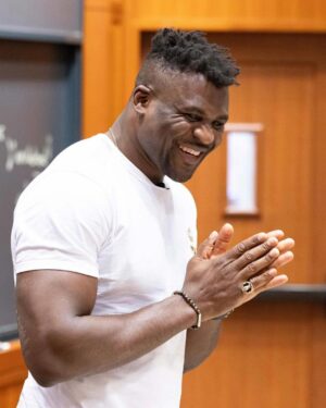 Francis Ngannou Instagram - It’s just business ♟️😏

Thank you @harvardhbs @anitaelberse for creating this case study and for having us. I guess now can call me Professor Ngannou 🤓🤣