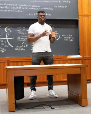 Francis Ngannou Instagram - It’s just business ♟️😏

Thank you @harvardhbs @anitaelberse for creating this case study and for having us. I guess now can call me Professor Ngannou 🤓🤣