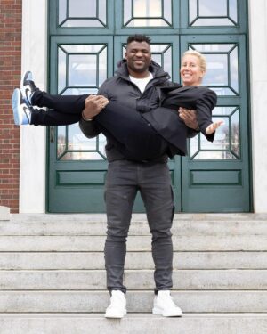 Francis Ngannou Instagram - It’s just business ♟️😏

Thank you @harvardhbs @anitaelberse for creating this case study and for having us. I guess now can call me Professor Ngannou 🤓🤣