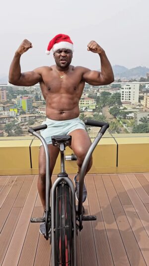 Francis Ngannou Instagram - Merry Christmas from me to you all!! 🎅🏿🎄🎁