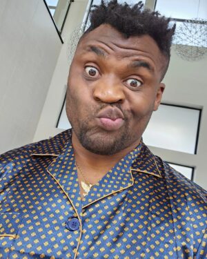 Francis Ngannou Instagram - Choose your mood. But either way, enjoy your Sunday. 
Happy Sunday y'all ❤️🌞 

Mine is a lazy one today 😂