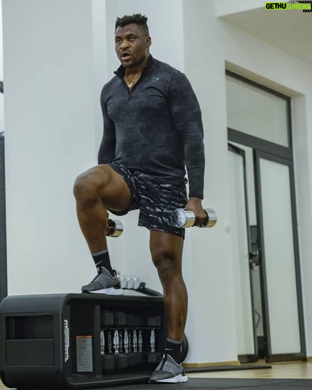 Francis Ngannou Instagram - Putting in work to start this new year! @gymshark