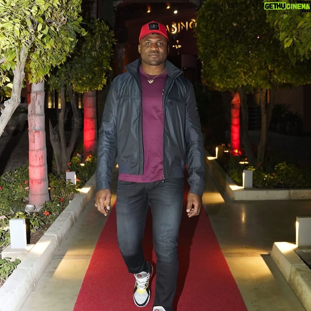 Francis Ngannou Instagram - Hanging out in Marrakech last night with the little brother @michel_fomo and trying to explain him how it was my first time out here but he couldn't understand 🤷🏾♂️ Marrakech, Morocco