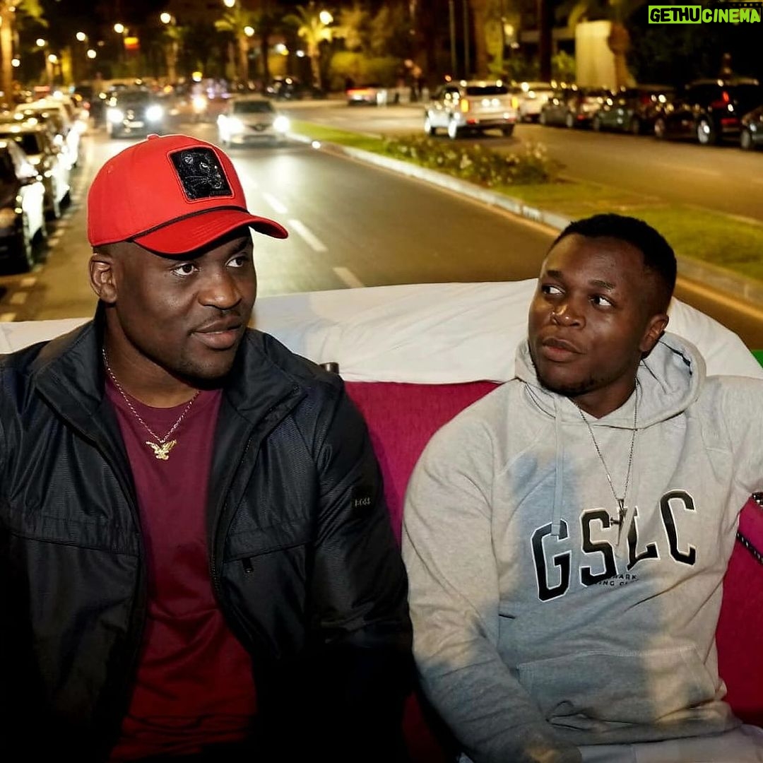 Francis Ngannou Instagram - Hanging out in Marrakech last night with the little brother @michel_fomo and trying to explain him how it was my first time out here but he couldn't understand 🤷🏾♂️ Marrakech, Morocco