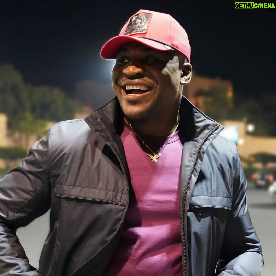 Francis Ngannou Instagram - Hanging out in Marrakech last night with the little brother @michel_fomo and trying to explain him how it was my first time out here but he couldn't understand 🤷🏾♂️ Marrakech, Morocco