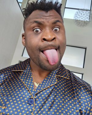 Francis Ngannou Instagram - Choose your mood. But either way, enjoy your Sunday. 
Happy Sunday y'all ❤️🌞 

Mine is a lazy one today 😂