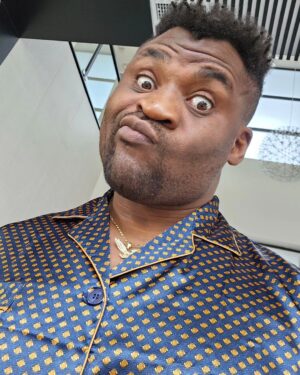 Francis Ngannou Instagram - Choose your mood. But either way, enjoy your Sunday. 
Happy Sunday y'all ❤️🌞 

Mine is a lazy one today 😂