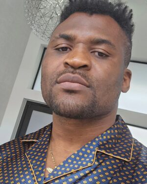 Francis Ngannou Instagram - Choose your mood. But either way, enjoy your Sunday. 
Happy Sunday y'all ❤️🌞 

Mine is a lazy one today 😂