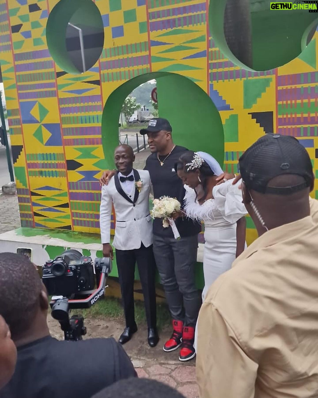 Francis Ngannou Instagram - Last Saturday in Abidjan I was bumping into people wedding on the street and take pictures with them. I even found a bride that was alone and I proposed to replace groom as he wasn't there, but she said “no he's coming” 🤣🤣🤣 Abidijan