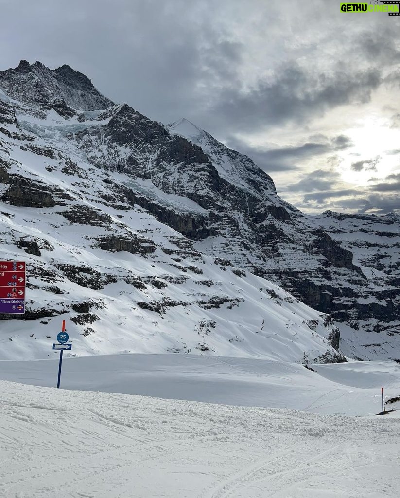 Franco Escamilla Instagram - Hoy tocó conocer Grindelwald (si, como el de Harry Potter) y pudimos volver a ser niños jugando en la nieve. Suiza me tiene loco con tan hermosos paisajes, definitivamente volveré algún día si DIOS da permiso.