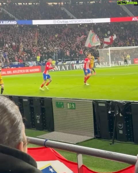 Franco Escamilla Instagram - Tocó conocer el estadio del @atleticodemadrid y sigo con la buena suerte, equipo que apoyo en el estadio, equipo que gana. Gracias a mi camarógrafa @gabysalazar82