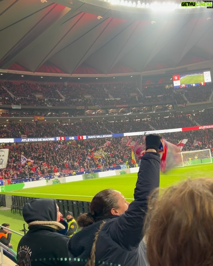 Franco Escamilla Instagram - Tocó conocer el estadio del @atleticodemadrid y sigo con la buena suerte, equipo que apoyo en el estadio, equipo que gana. Gracias a mi camarógrafa @gabysalazar82