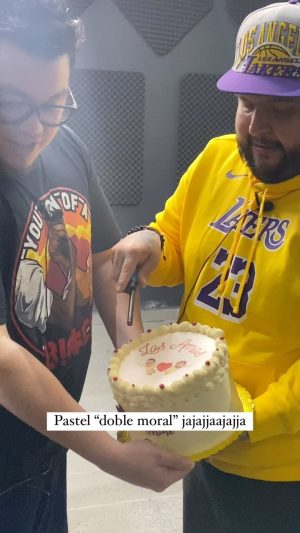 Franco Escamilla Instagram - Sigan a @_azul_turquesa27 y hagan sus pedidos para este San Valentín. Este fue el pastel que nos regalaron para #AmosDelUniverso