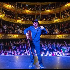 Franco Escamilla Instagram - Se terminó la gira #Gaby
Rompimos nuestras propias marcas y la gente quedó contenta con el show, estoy muy feliz por todo el apoyo recibido.
Gracias a @gabysalazar82 por ser mi musa inspiradora, a mis hijos por ser mi gasolina, a mi madre y mi hermana por la ayuda y compañía, y gracias al mejor equipo de trabajo que un comediante puede tener.
@saulvazz @fernando.castaneda.9465 @oscarochoagilbau y @elrodgonzalez por aguantar como guerreros y a @jesuspatatuchi por ser el mejor manager y por saber ser amigo.
Gracias a la gente de Eventos USA y Europa y a toda mi familia no sanguínea por ser parte del sueño.
En unas horas vuelvo a mi México “dioro” a seguir trabajando.
¡Se viene 1995, perras!