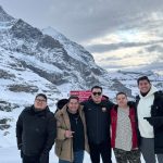Franco Escamilla Instagram – Hoy tocó conocer Grindelwald (si, como el de Harry Potter) y pudimos volver a ser niños jugando en la nieve.
Suiza me tiene loco con tan hermosos paisajes, definitivamente volveré algún día si DIOS da permiso.