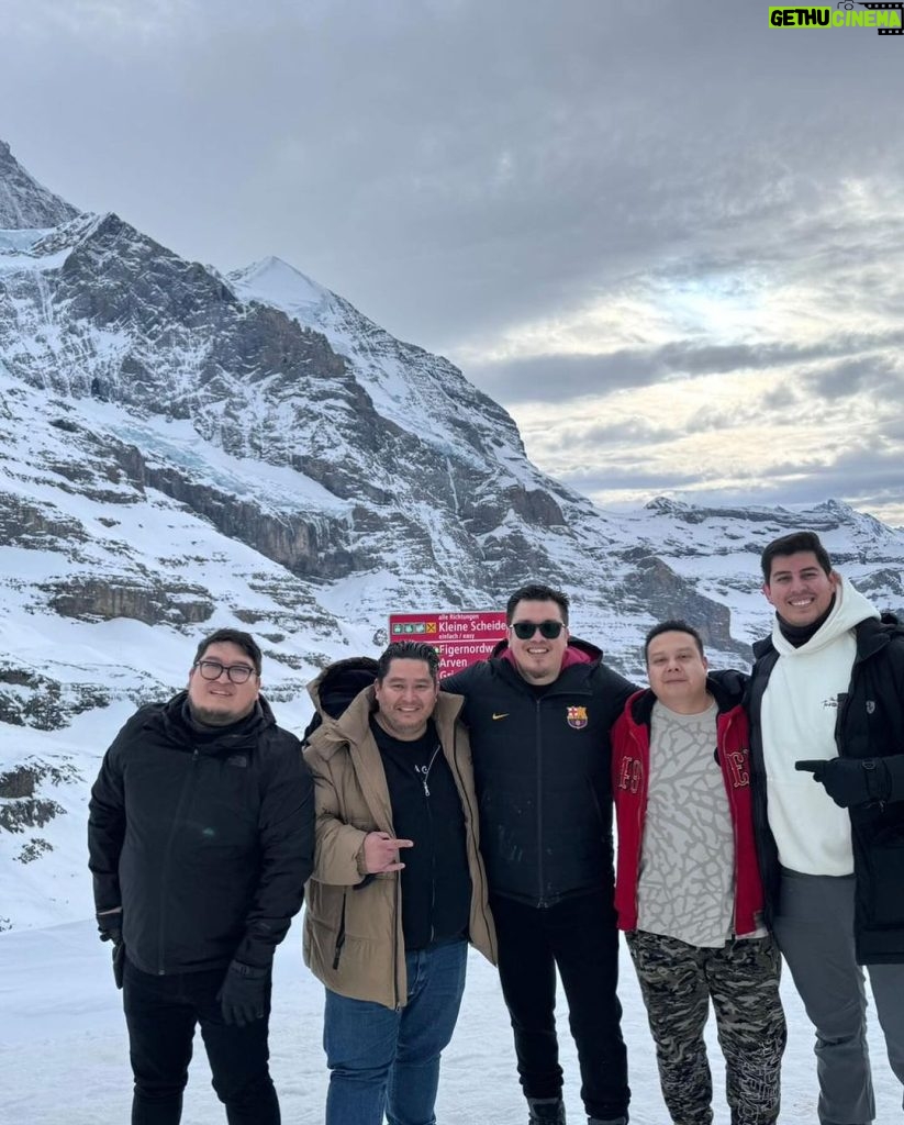 Franco Escamilla Instagram - Hoy tocó conocer Grindelwald (si, como el de Harry Potter) y pudimos volver a ser niños jugando en la nieve. Suiza me tiene loco con tan hermosos paisajes, definitivamente volveré algún día si DIOS da permiso.