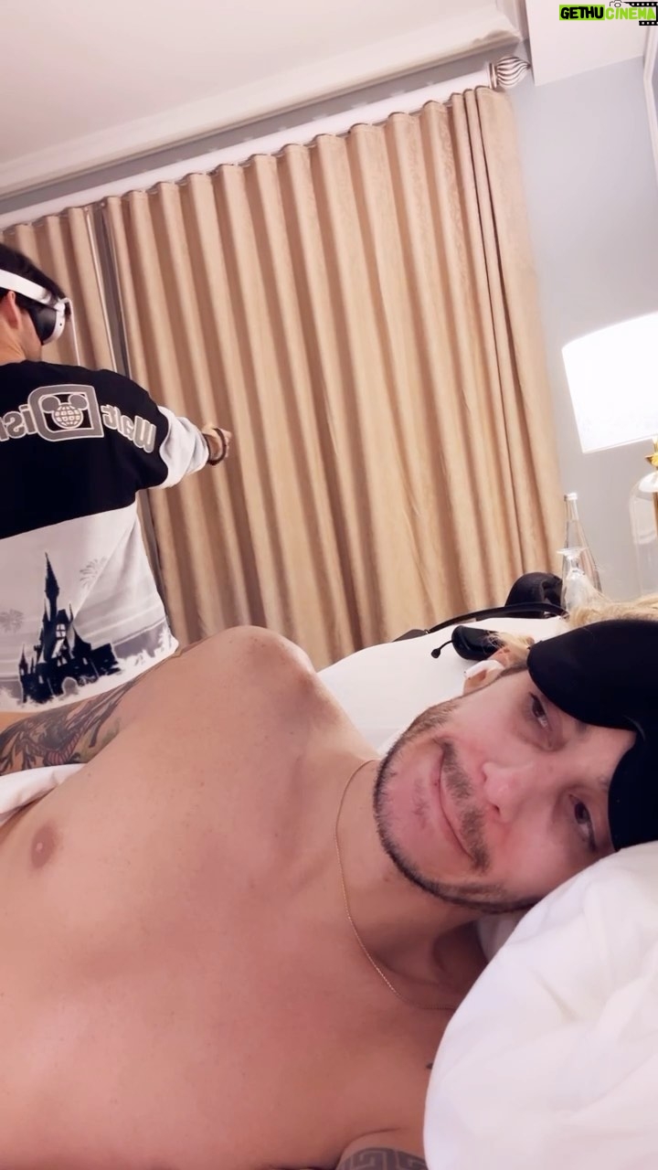 Frankie Grande Instagram - @halegrande enjoy your Xmas gift now because it’s going back 🤣🤣🤣