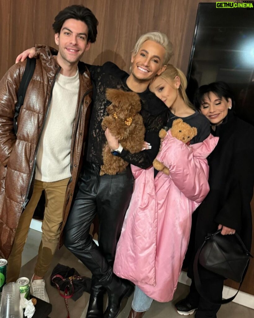 Frankie Grande Instagram - Ari, what an incredible week… from SNL to the Oscar’s to eternal sunshine’s record shattering first week and now we can’t be friends debuting #1 on the billboard hot 100 you have continued to show the world your growth as an artist. I say this a lot when I write these messages about you and your work but it is true, you continue to make me prouder and prouder. But despite all your accomplishments, this week and forever, it is your heart that continues to shine brightest. And that makes me proudest. I love you so much.