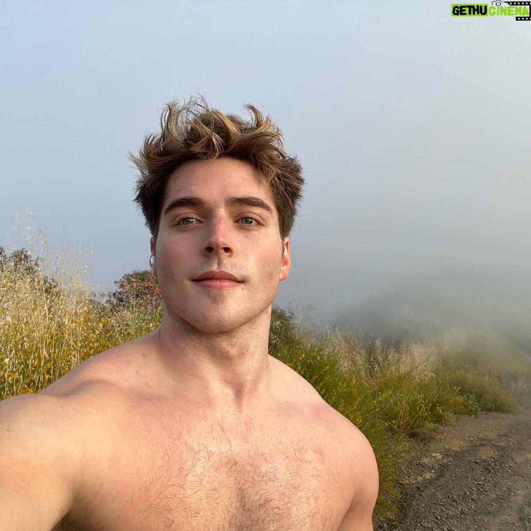 Froy Gutierrez Instagram - algo tranqui por la madrugada ⛅️