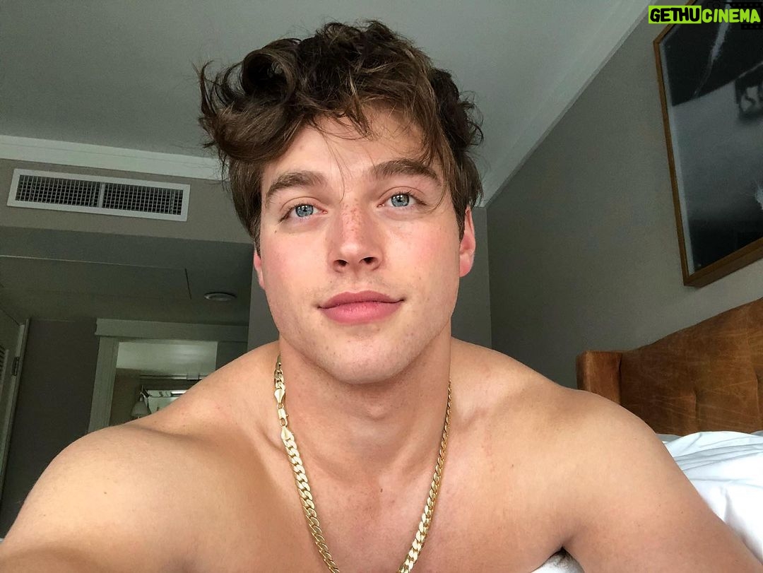Froy Gutierrez - 490.9K Likes - hoy me levanté feliz ➖🧦➖