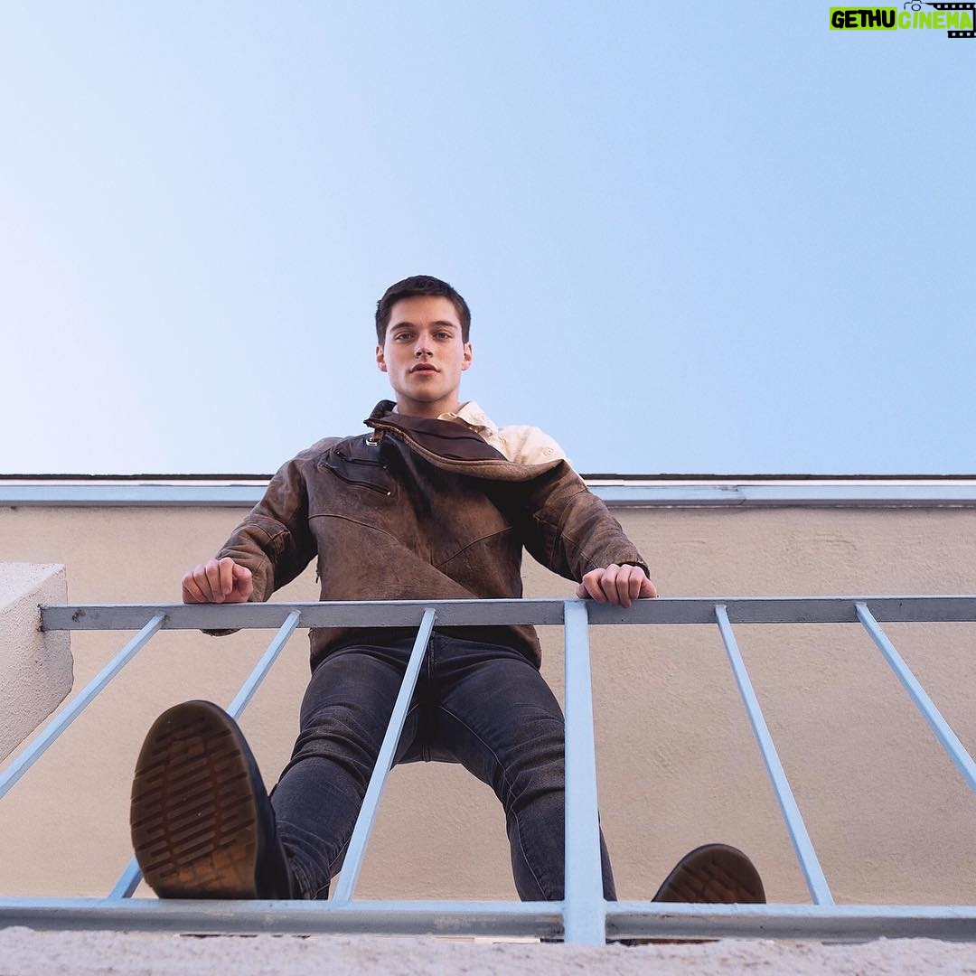 Froy Gutierrez - 319.7K Likes - do you give a finger to the high road? ➖👆➖