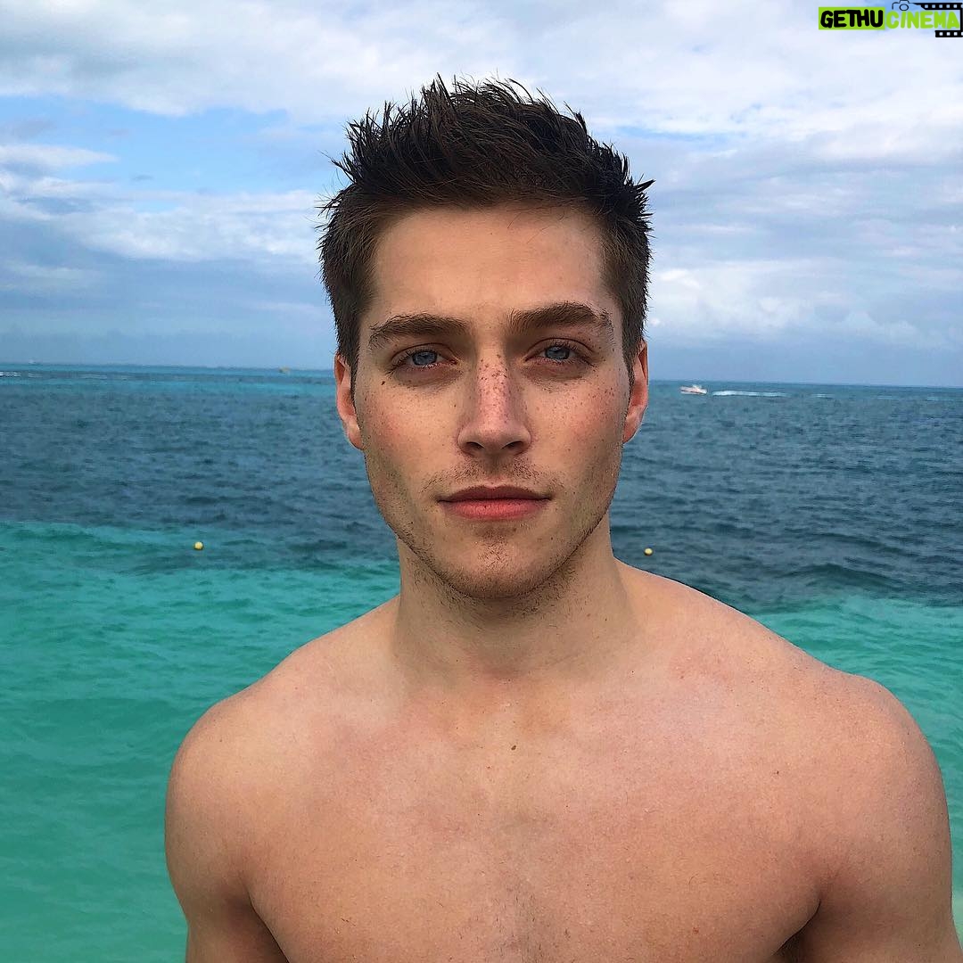 Froy Gutierrez - 591.7K Likes - can’t wink : does it anyway