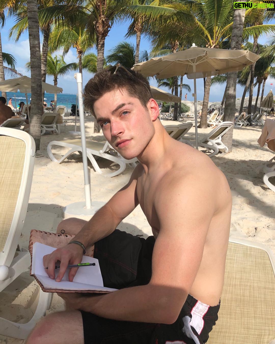 Froy Gutierrez - 479.2K Likes - la forma en que me gusta empezar mi primer día del año ➖☀️➖