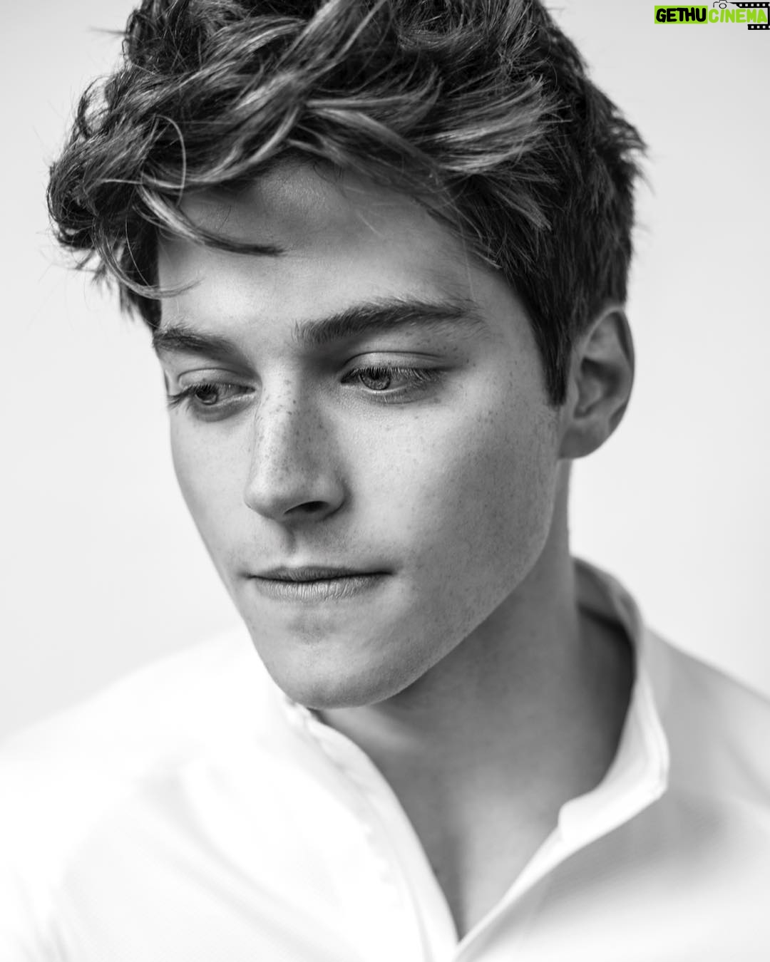 Froy Gutierrez - 365.7K Likes - hi there it’s froy (like Troy but with an f) and I’m super excited for July so here’s a picture of me looking excited ➖👽➖