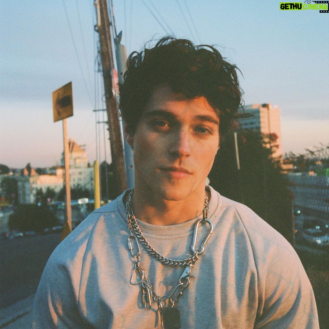 Froy Gutierrez - 416.9K Likes - this is the sound I wrote u in the dark ➖🔇➖ 📸: @jessicache