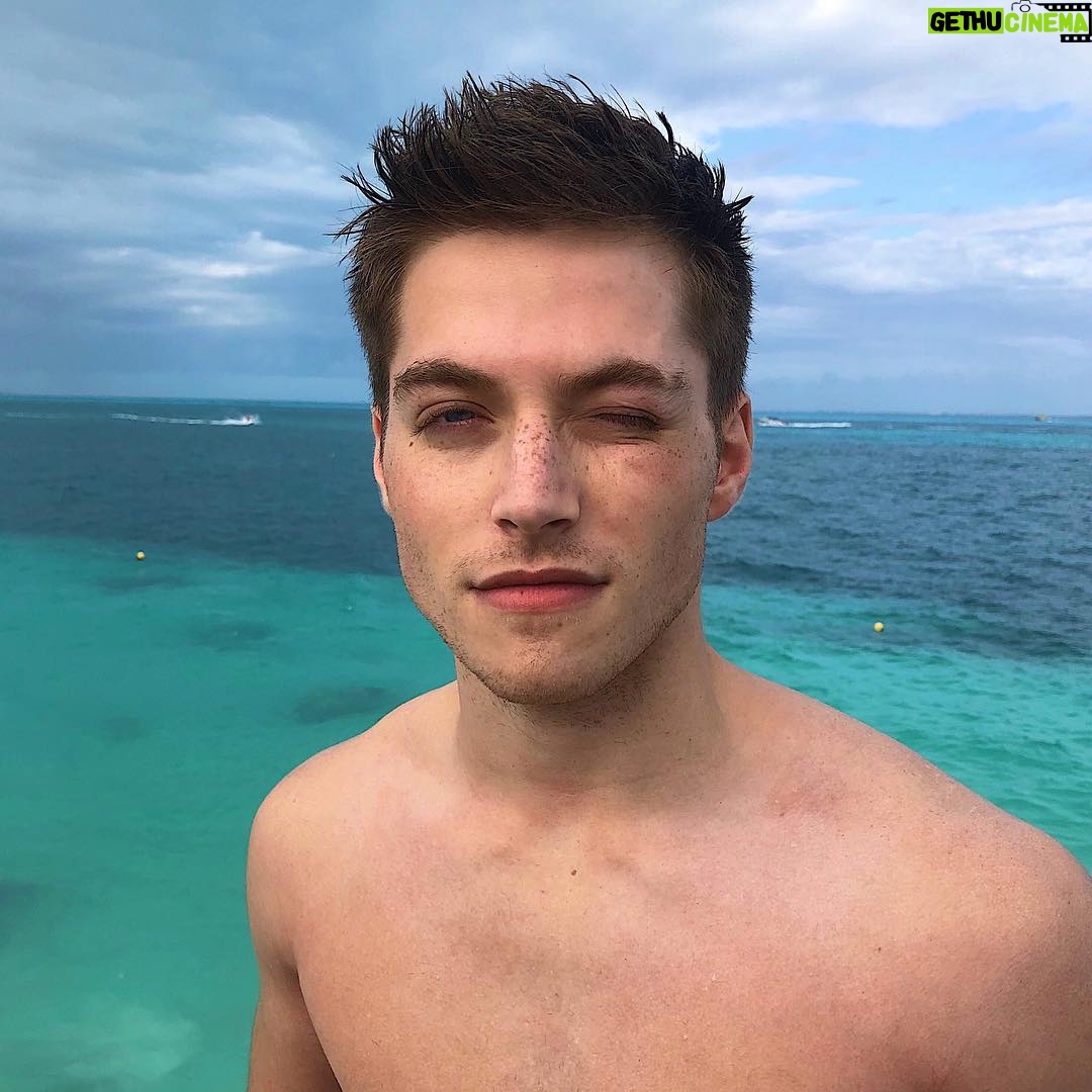 Froy Gutierrez - 591.7K Likes - can’t wink : does it anyway