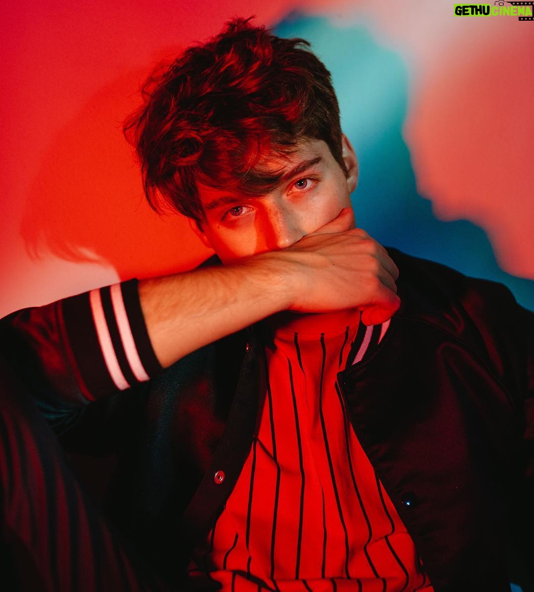 Froy Gutierrez - 296.1K Likes - eyes are open, all I see is red
here’s to hopin I’ll see you instead ➖🎴➖