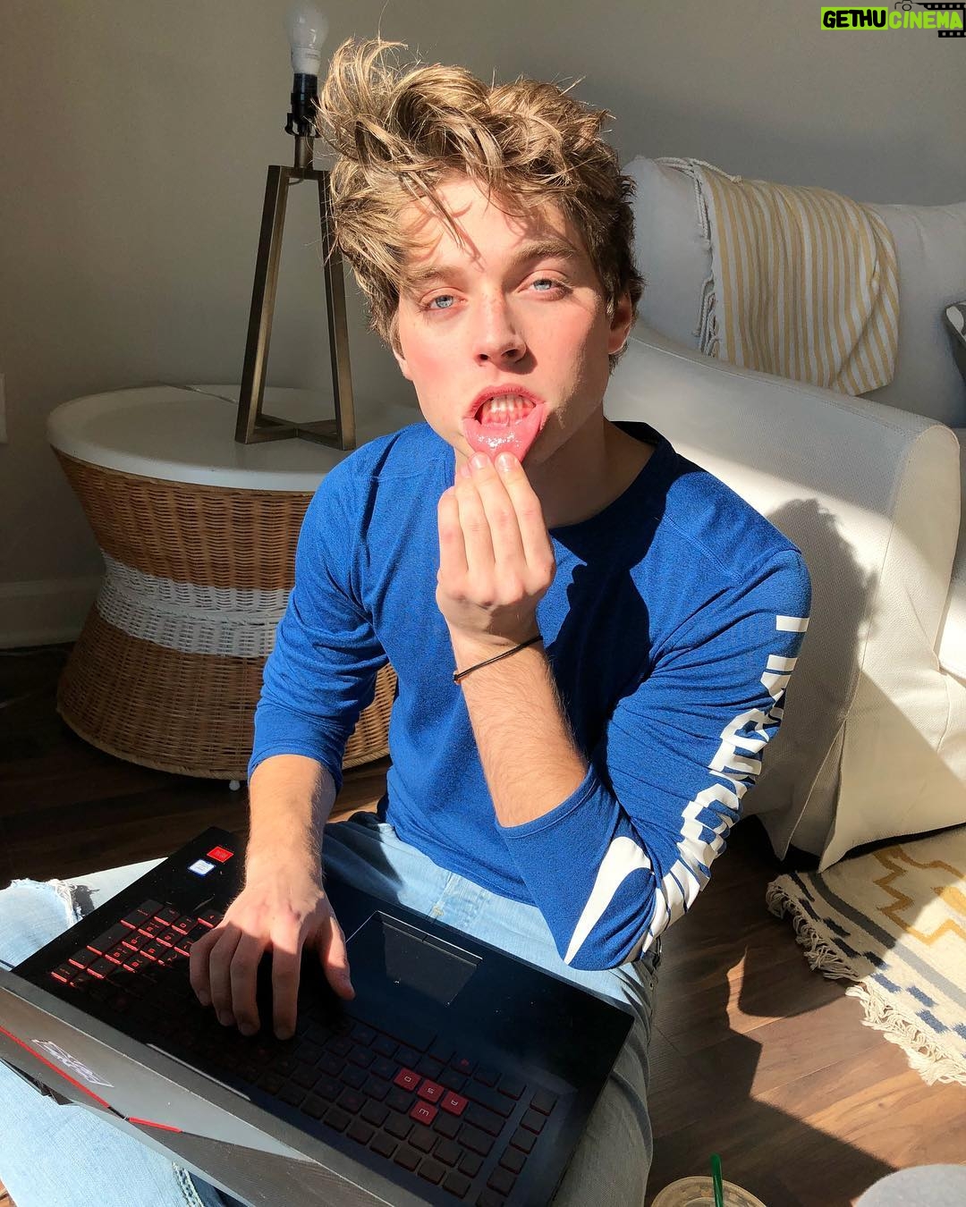Froy Gutierrez - 333.5K Likes - bedhead boy making music with a gaming laptop ➖🎧➖