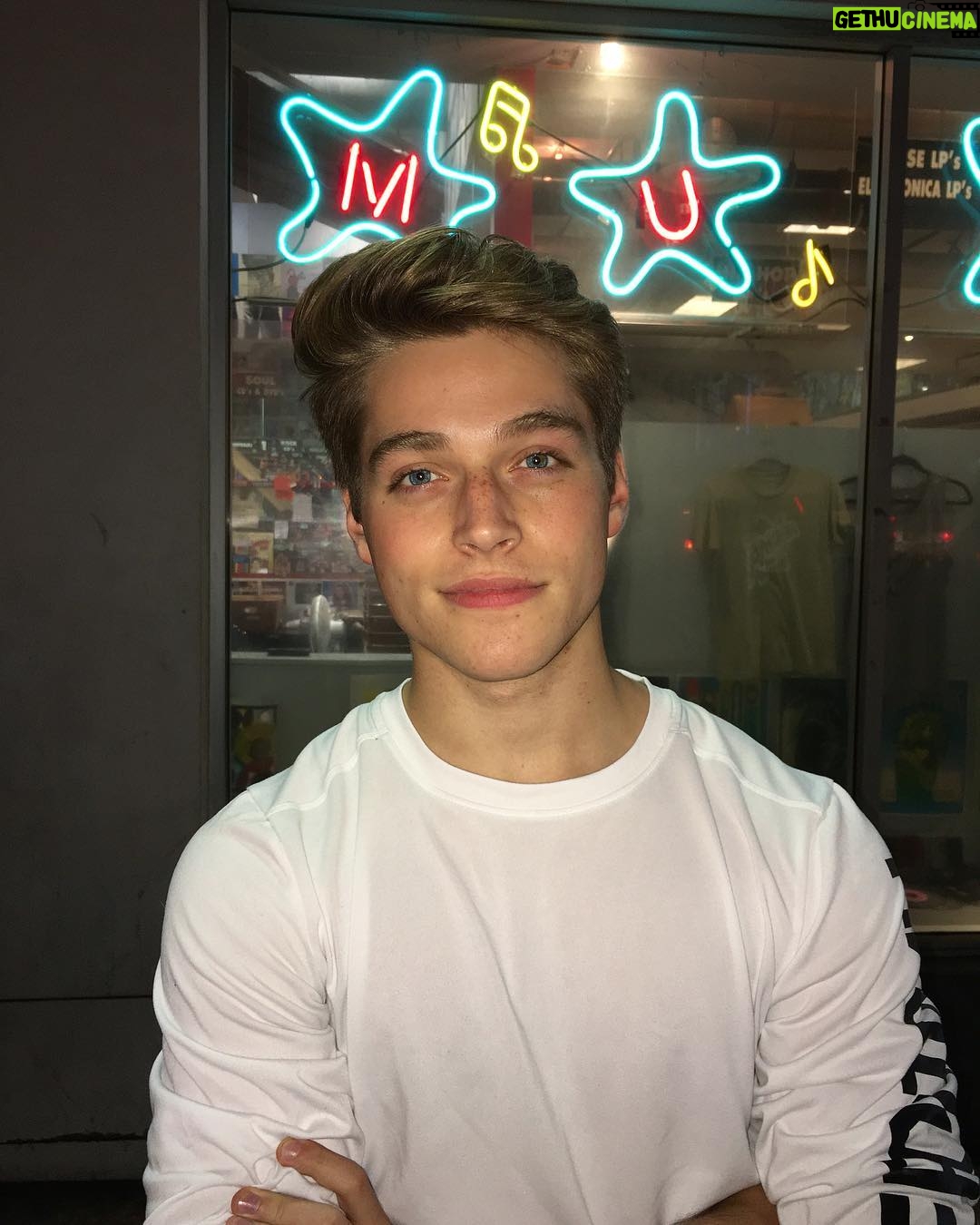 Froy Gutierrez - 457.5K Likes - this may be the night my dreams might let me know,
all the stars are closer ➖💫➖