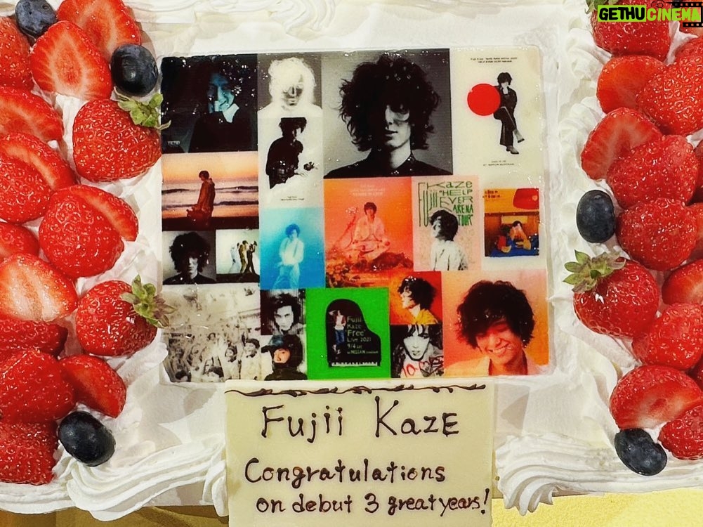 Fujii Kaze Instagram - 人生お疲れさまです。気が付いたらデビューして3年になってました。マネージャーは48になってました。何を良いことをして、こんなに恵まれてるのだろうと思います。たくさんの愛をほんといつもありがとうございます。おれも出来る範囲で送り続けます。 でも、お互い休める時にしっかり休もうね。_(:3」∠)_♡ my 3rd anniversary as an artist made me think a lot about my blessings. i’d love to thank you so much for ur love always, i’m literally feeling them in many ways. 📱i’ll keep sending mine too to you as far as I could. ♡ but don’t forget to take a good rest and break whenever you need to. _(:3」∠)_ 🪷 You’re doing really good in your life. let me hug you. 🫂 サンドーム福井