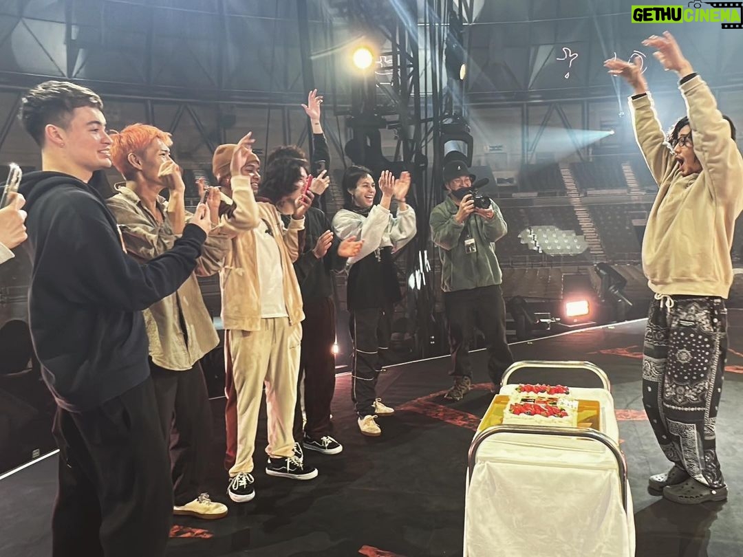 Fujii Kaze Instagram - 人生お疲れさまです。気が付いたらデビューして3年になってました。マネージャーは48になってました。何を良いことをして、こんなに恵まれてるのだろうと思います。たくさんの愛をほんといつもありがとうございます。おれも出来る範囲で送り続けます。 でも、お互い休める時にしっかり休もうね。_(:3」∠)_♡ my 3rd anniversary as an artist made me think a lot about my blessings. i’d love to thank you so much for ur love always, i’m literally feeling them in many ways. 📱i’ll keep sending mine too to you as far as I could. ♡ but don’t forget to take a good rest and break whenever you need to. _(:3」∠)_ 🪷 You’re doing really good in your life. let me hug you. 🫂 サンドーム福井