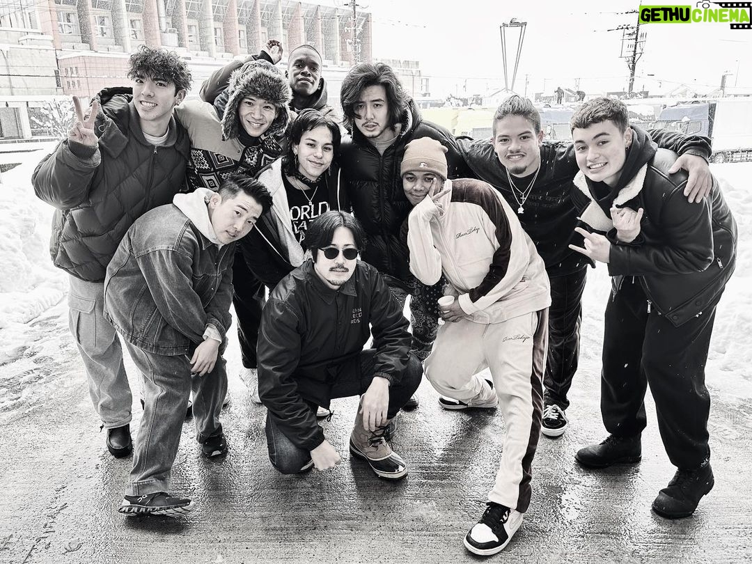 Fujii Kaze Instagram - 人生お疲れさまです。気が付いたらデビューして3年になってました。マネージャーは48になってました。何を良いことをして、こんなに恵まれてるのだろうと思います。たくさんの愛をほんといつもありがとうございます。おれも出来る範囲で送り続けます。 でも、お互い休める時にしっかり休もうね。_(:3」∠)_♡ my 3rd anniversary as an artist made me think a lot about my blessings. i’d love to thank you so much for ur love always, i’m literally feeling them in many ways. 📱i’ll keep sending mine too to you as far as I could. ♡ but don’t forget to take a good rest and break whenever you need to. _(:3」∠)_ 🪷 You’re doing really good in your life. let me hug you. 🫂 サンドーム福井