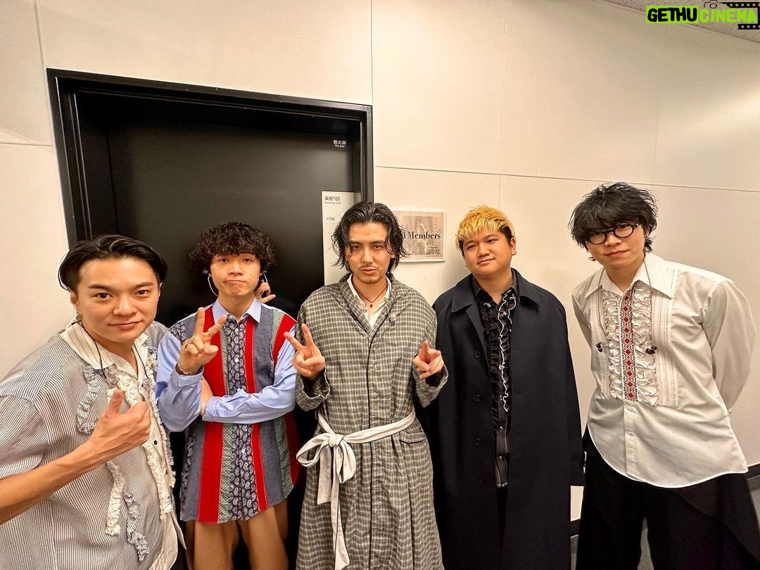 Fujii Kaze Instagram - i am truly blessed to be a part of this big amazing family. 🌏 でっかい素晴らしいファミリーの一員になれたことに心から感謝します. 🌏 Live Photos by @yosuke_kamiyama さいたまスーパーアリーナ Saitama Super Arena