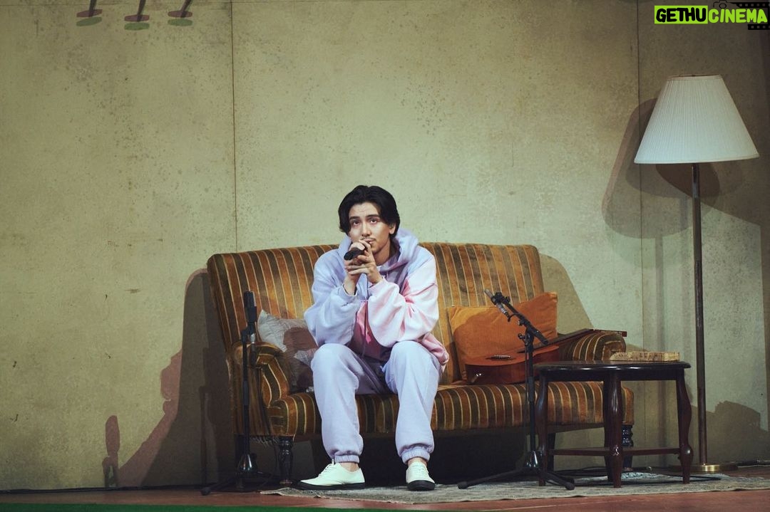 Fujii Kaze Instagram - alone at home tour 2022 (May 19- September 5) it was loooong journey but it has finally finished... thank you so much for ur love and patience. Now I’m feeling like my home is everywhere ❤️ we are all alone and we are all one ☝️ photo @tomoyuki_kawakami