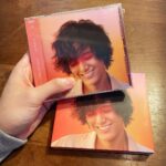 Fujii Kaze Instagram - ２枚目のアルバムが出せました。奇跡です。 そしてそれがまた大好きな作品になりました。奇跡です。 “LOVE ALL SERVE ALL (全てを愛し、全てに仕えよ)” このアルバムは僕にとって祝福のようにおめでたい作品であり、それと同時にもがきの記録のようなものでもあります。 喜んだり、悲しんだり、怒ったり、泣いたりもしていますが、それでもジャケット写真では笑いたいと思いました。 全体的には、楽しくて、明るくて、幸せなアルバムだと思います。^_^ 人生だって本当はそうゆうものだと思います。 この素晴らしいアルバムをインスパイアしてくださった、全ての愛と無関心に、喜びと痛みに感謝!! it is miracle that I could release another album again. it is miracle that it turned out to be my favorite again. 😣😩🤯🥺🔥 this is basically a festive album of blessings and at the same time, my diary of struggle. been thru joy, pain, heartache and tears. but still I’d love to smile on the album cover. 😌 overall, this is the album of happiness ...just as our lives are supposed to be. So grateful for all the love and indifference, joy and pain which blessed this record. 🍀 Kaze