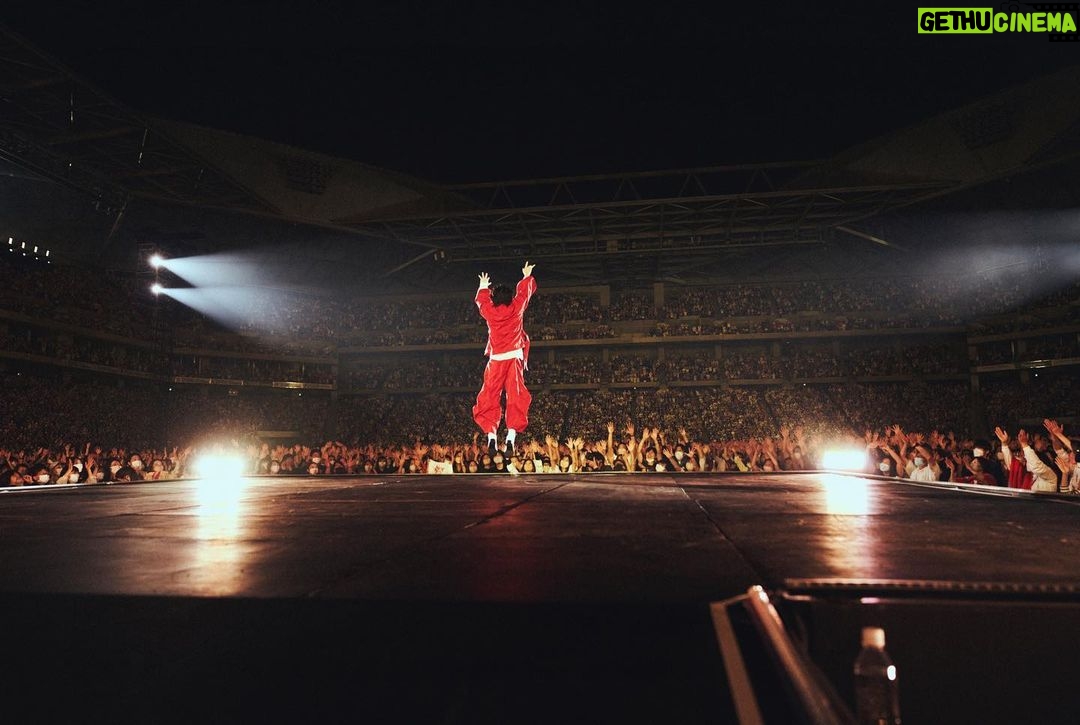 Fujii Kaze Instagram - LOVE ALL SERVE ALL Stadium Live. 🤍 thank you for all. you all are amazing. 🤍 . ✏️: @dutch_tokyo 🥻: @remitakenouchi 💆🏻♂️: @rr_takai_ 📸: @tomoyuki_kawakami